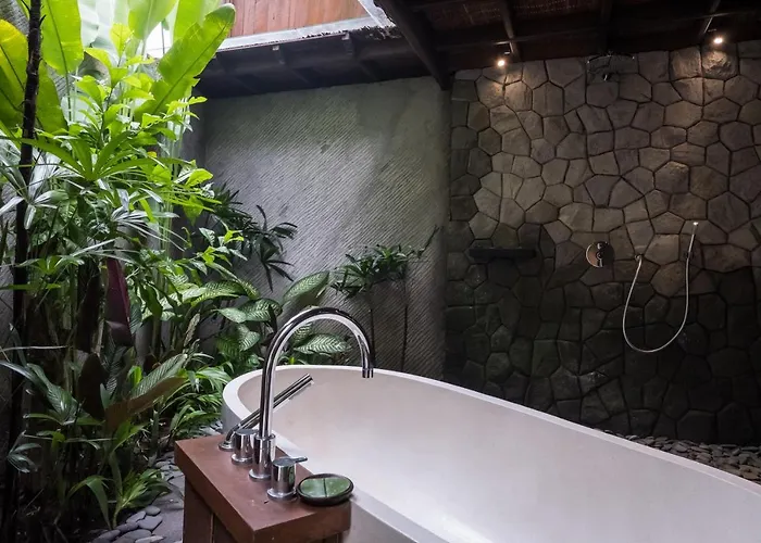 Benisari Batik Garden ウブド